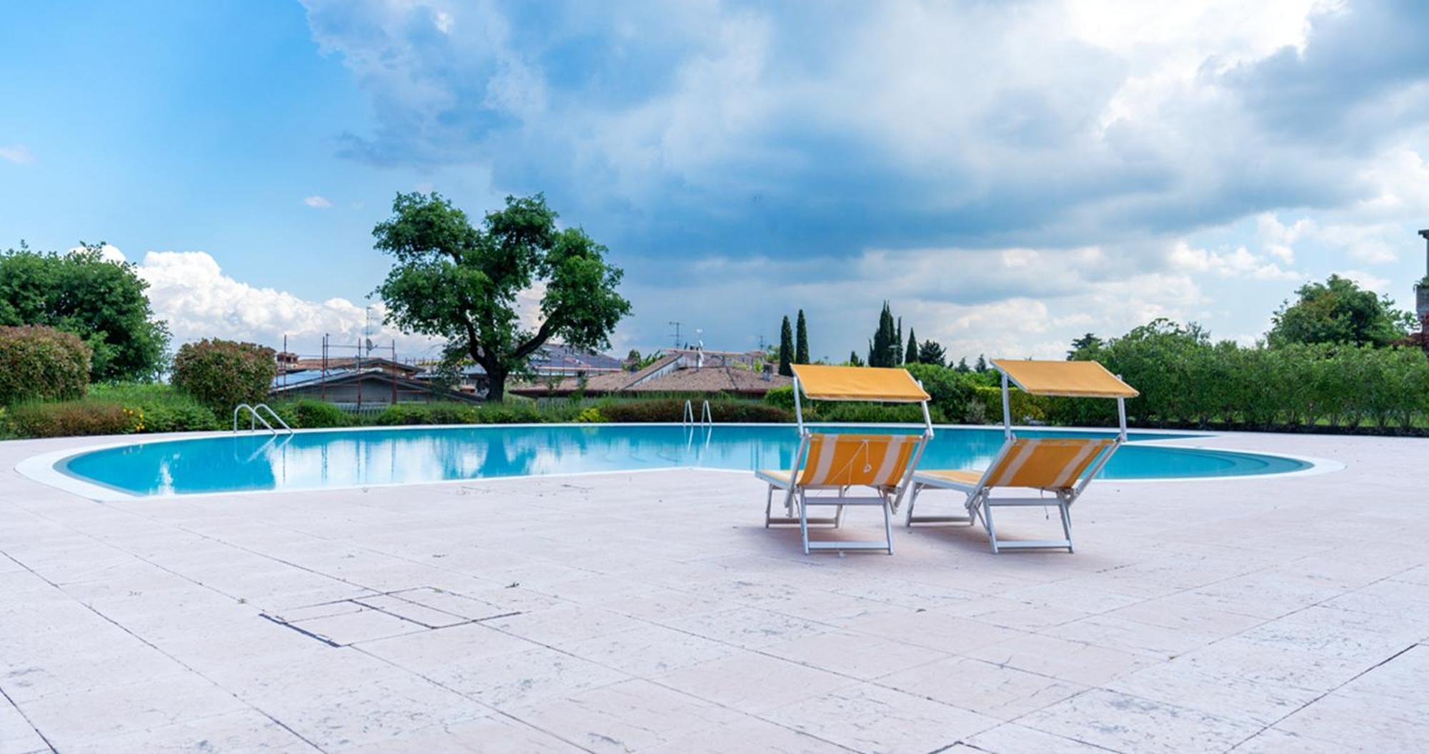 Oleandro Apartment - Featuring A Private Garden And Access To 5 Pools Desenzano del Garda Luaran gambar