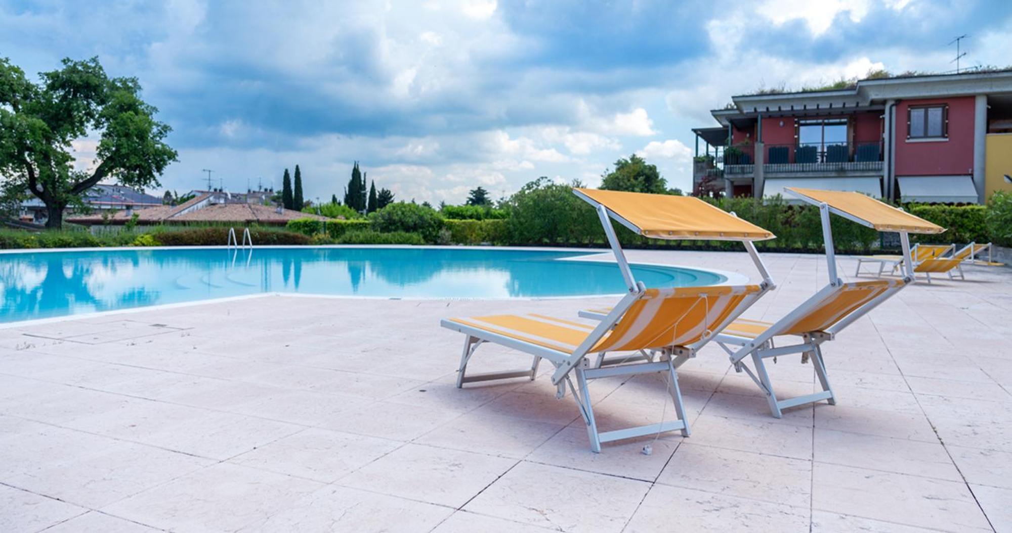 Oleandro Apartment - Featuring A Private Garden And Access To 5 Pools Desenzano del Garda Luaran gambar