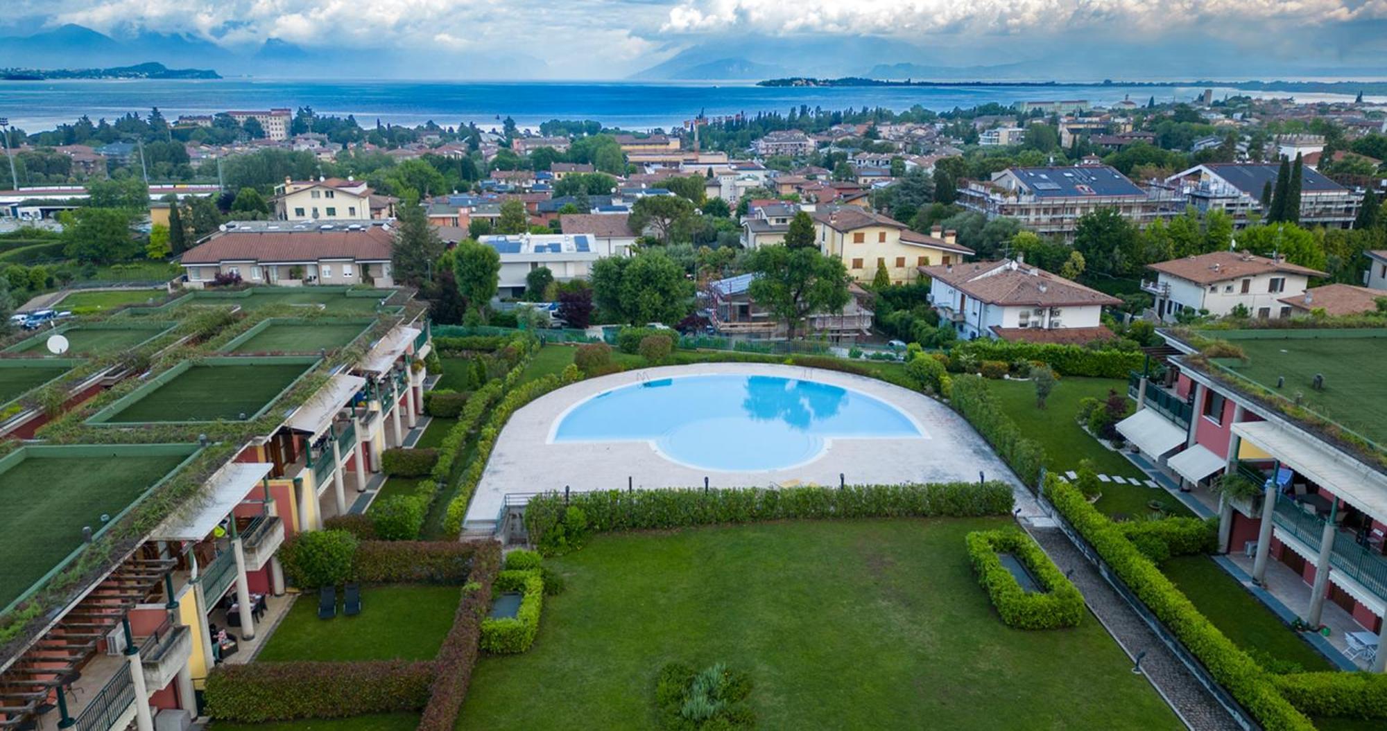 Oleandro Apartment - Featuring A Private Garden And Access To 5 Pools Desenzano del Garda Luaran gambar