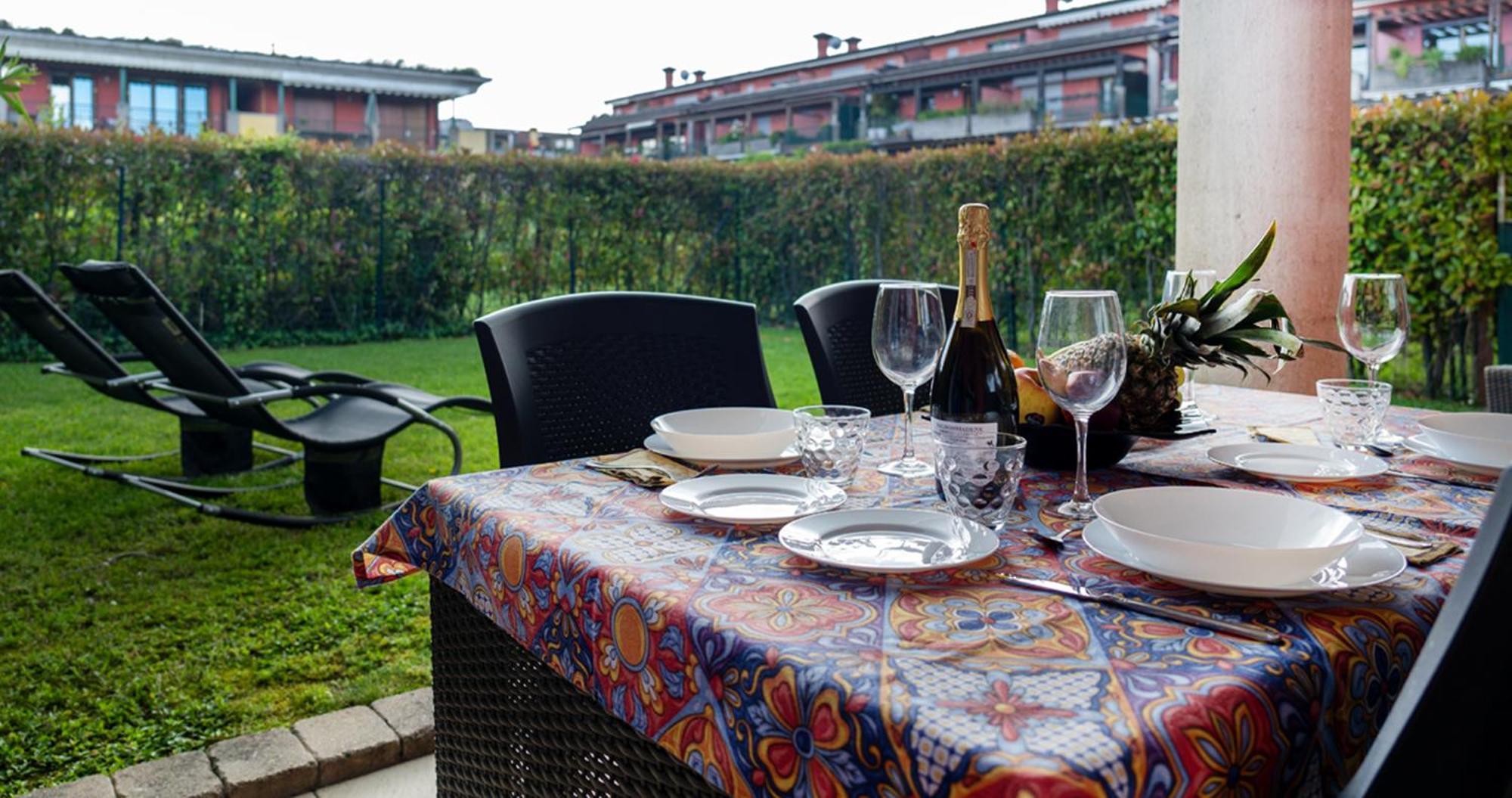 Oleandro Apartment - Featuring A Private Garden And Access To 5 Pools Desenzano del Garda Luaran gambar