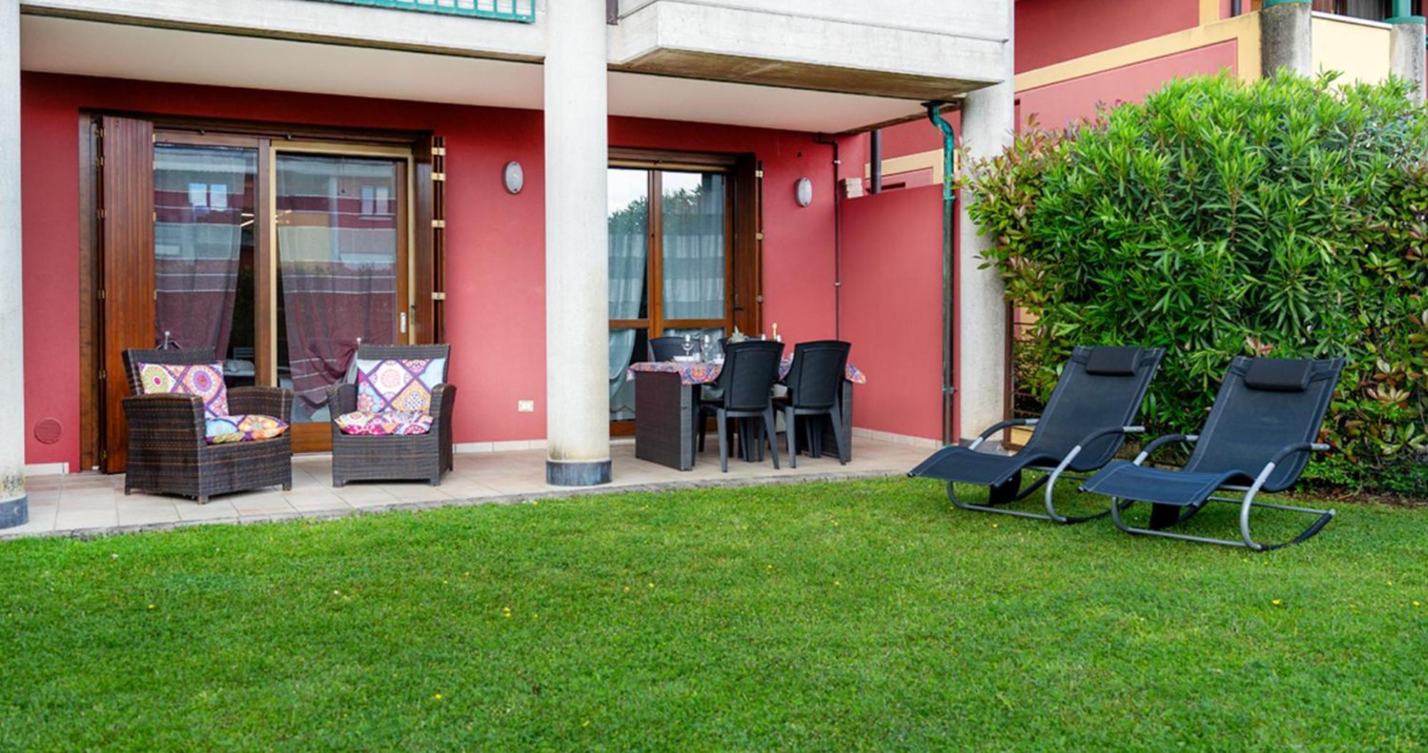 Oleandro Apartment - Featuring A Private Garden And Access To 5 Pools Desenzano del Garda Luaran gambar